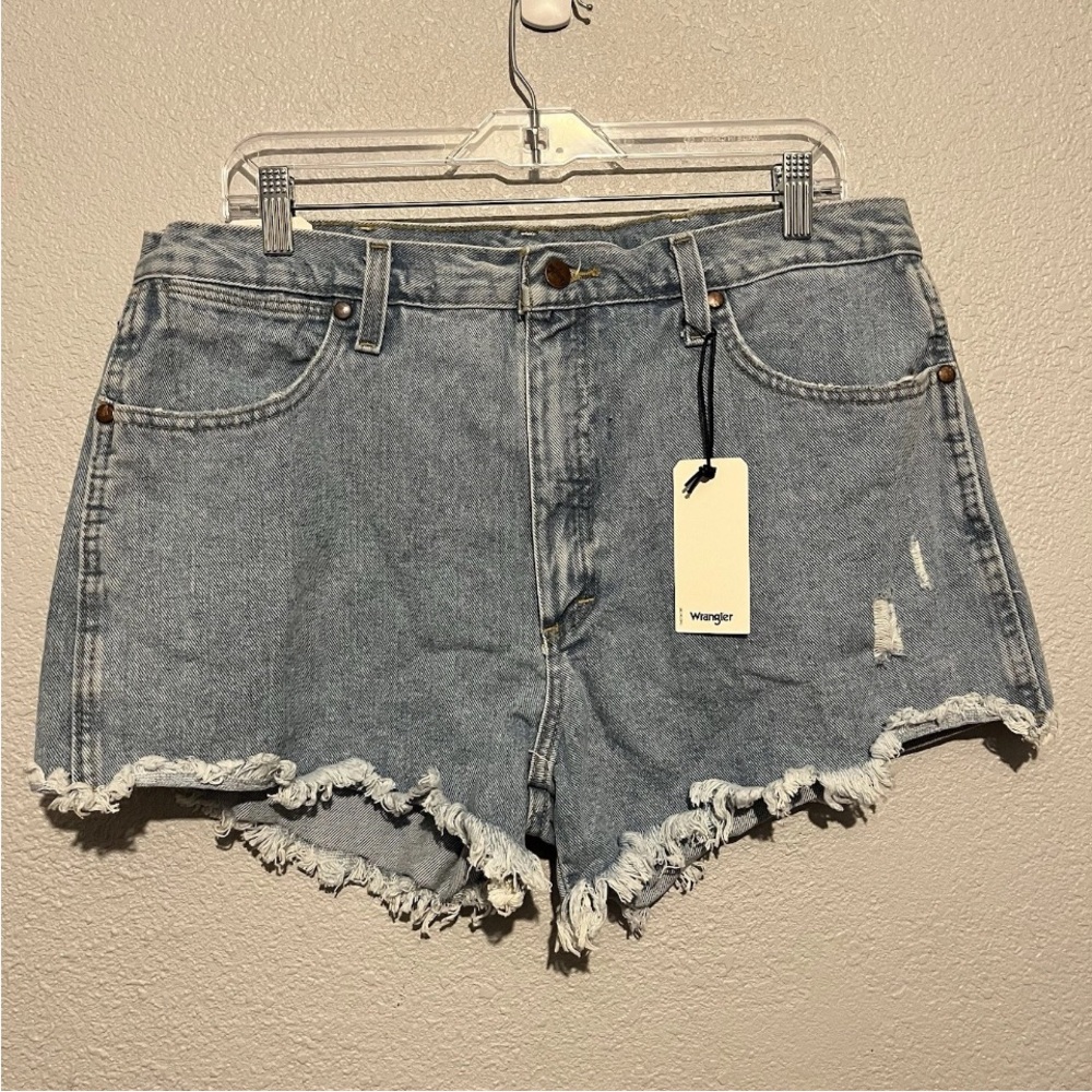 NWT Wrangler Cut Off High Waist Shorts Woman's Size 32 Light Wash MSRP $69.00